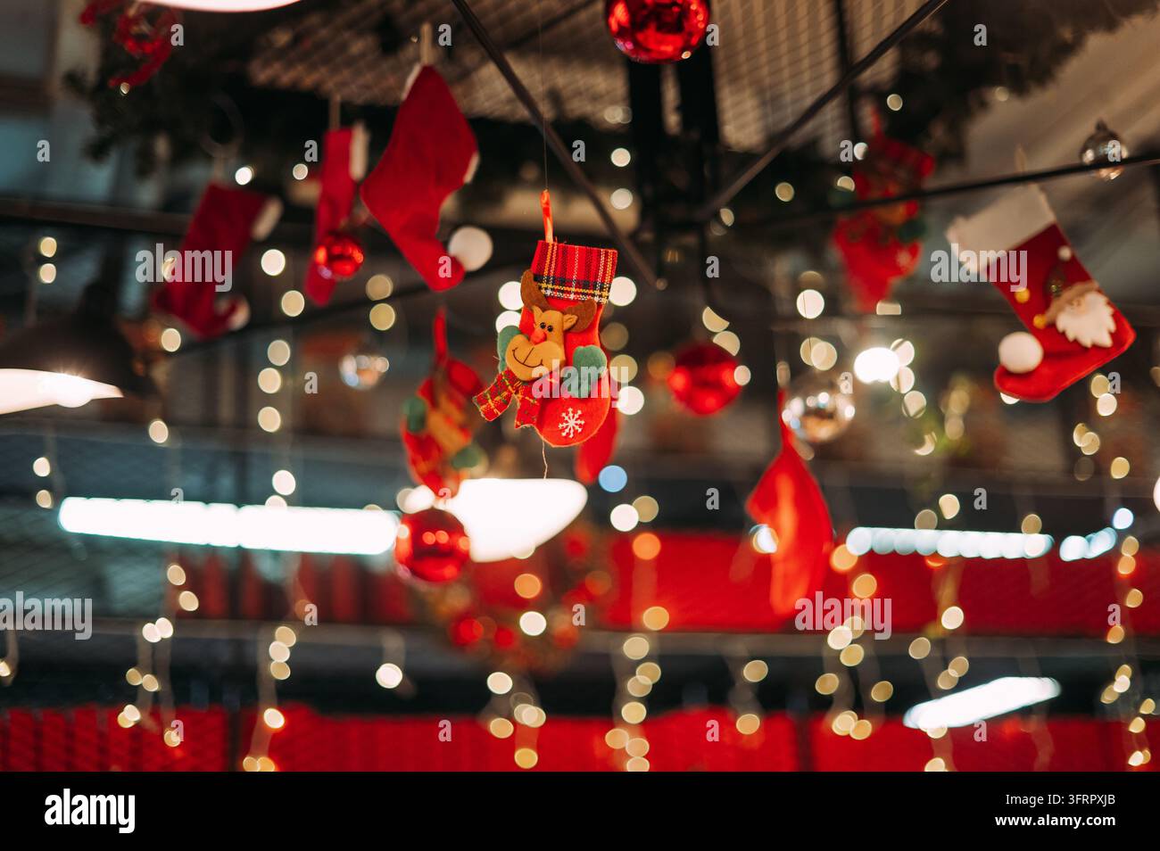 Weihnachtsdekoration mit roten Strümpfen und festlichen Ornamenten Stockfoto
