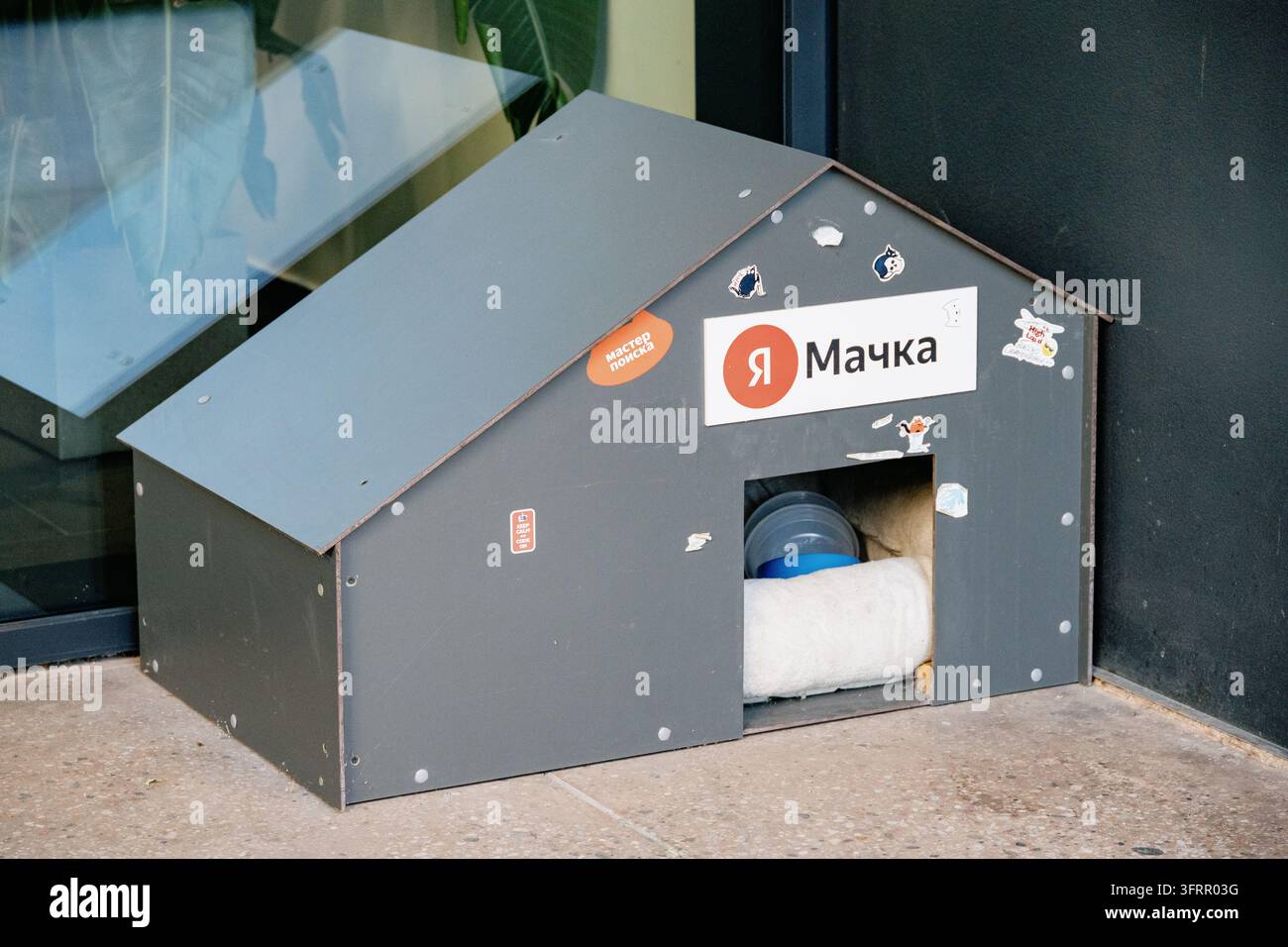 2. August 2026, Belgrad, Serbien: Streuner-Katzenhaus bietet Komfort und Sicherheit für freilebende Katzen in einer städtischen Umgebung, mit einem Yandex-Aufkleber Stockfoto