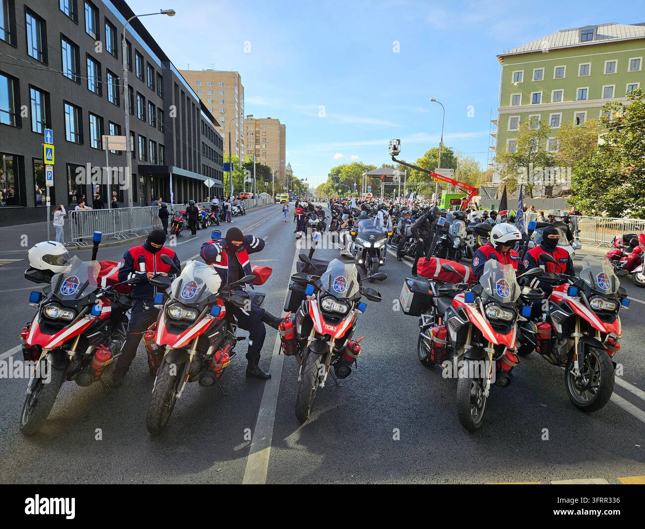 Moskau - 21. Sep 2024: Gruppe von Motorrädern steht auf der Straße. Eines der Motorräder hat einen roten Streifen auf der Schließung der Motorradsaisonveranstaltung Stockfoto