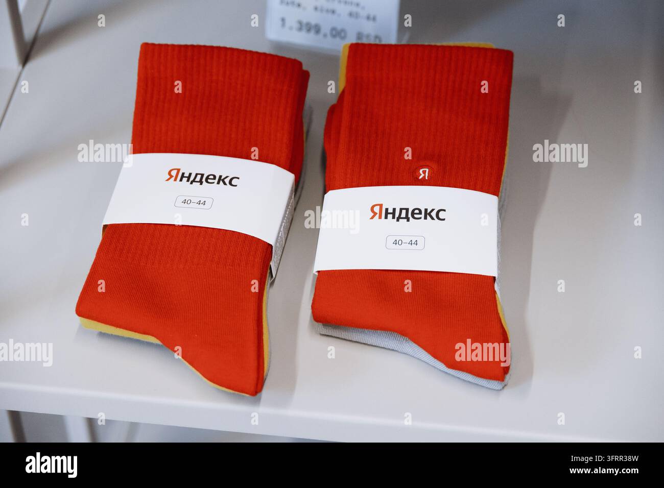 2. August 2026, Yandex-Museum, Belgrad, Serbien: markierte rote Socken auf dem Regal mit Preisschild. Stockfoto