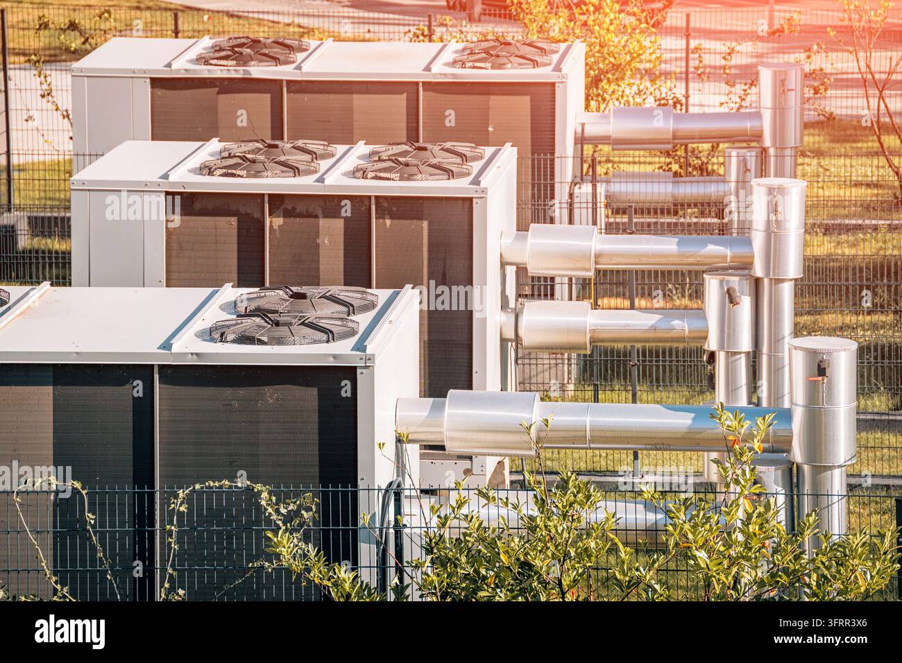 Mehrere mobile Klimaanlagen, die Heizung, Kühlung und Belüftung für moderne Infrastruktur bereitstellen Stockfoto