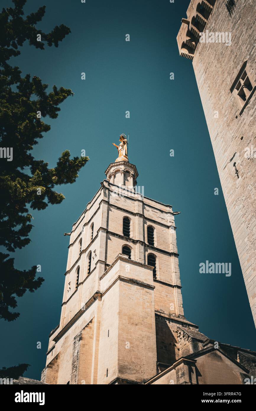 Glockenturm der Kathedrale von Avignon (Notre-Dame des Doms) mit goldener Statue der Jungfrau Maria, neben dem Palais des Papes, Avignon, Provence, Frankreich Stockfoto