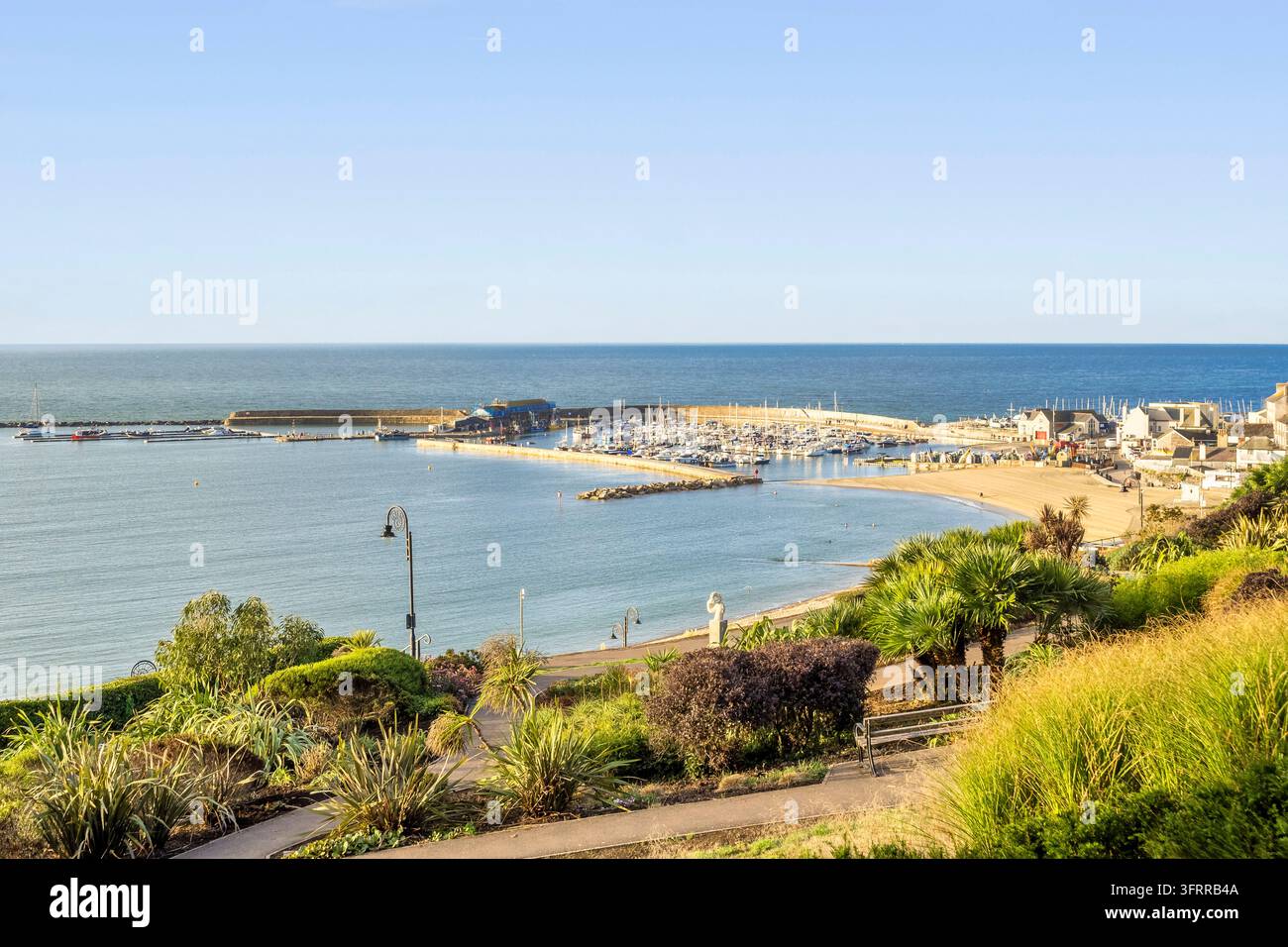 Lyme Regis, Dorset, der Strand und der Hafen von den Seafront Gardens aus. Lyme Regis ist die Hauptstadt der Jurassic Coast, mit Fossiliensammel-Touren, Geschäften... Stockfoto