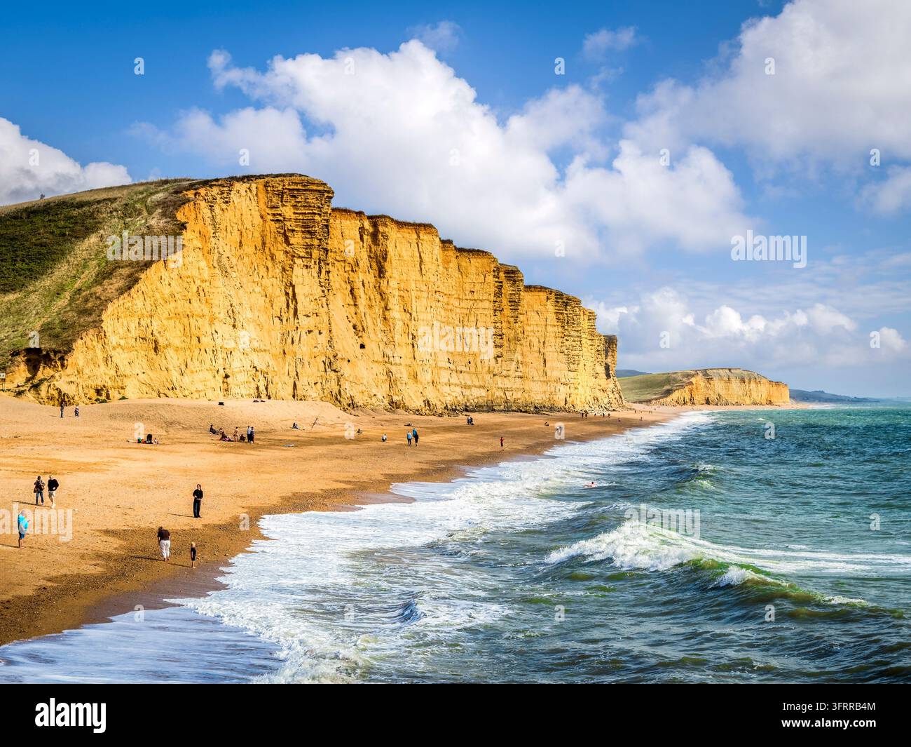 West Bay Klippen und der beliebte Strand von Bridport, Dorset, an der Jurassic Coast. Stockfoto