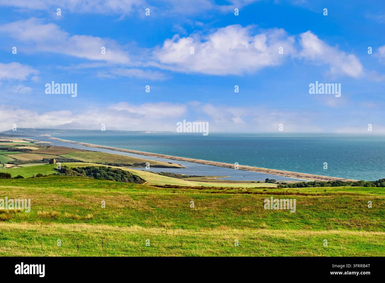 Chesil Beach, der 29 km (18 Meilen) lange Schotterwall an der Küste von Dorset, wie er an der St. Catherine's Kapelle in Abbotsbury vorbeiführt. Der Schotterwall erstreckt sich von West Bay Stockfoto