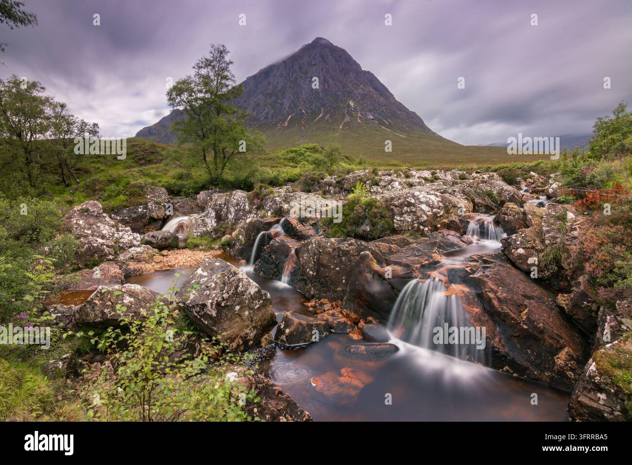 Scenische Wasserfälle von Glen Etive mit dem majestätischen Berg Buachaille Etive Mor in Glencoe, schottische Highlands Stockfoto