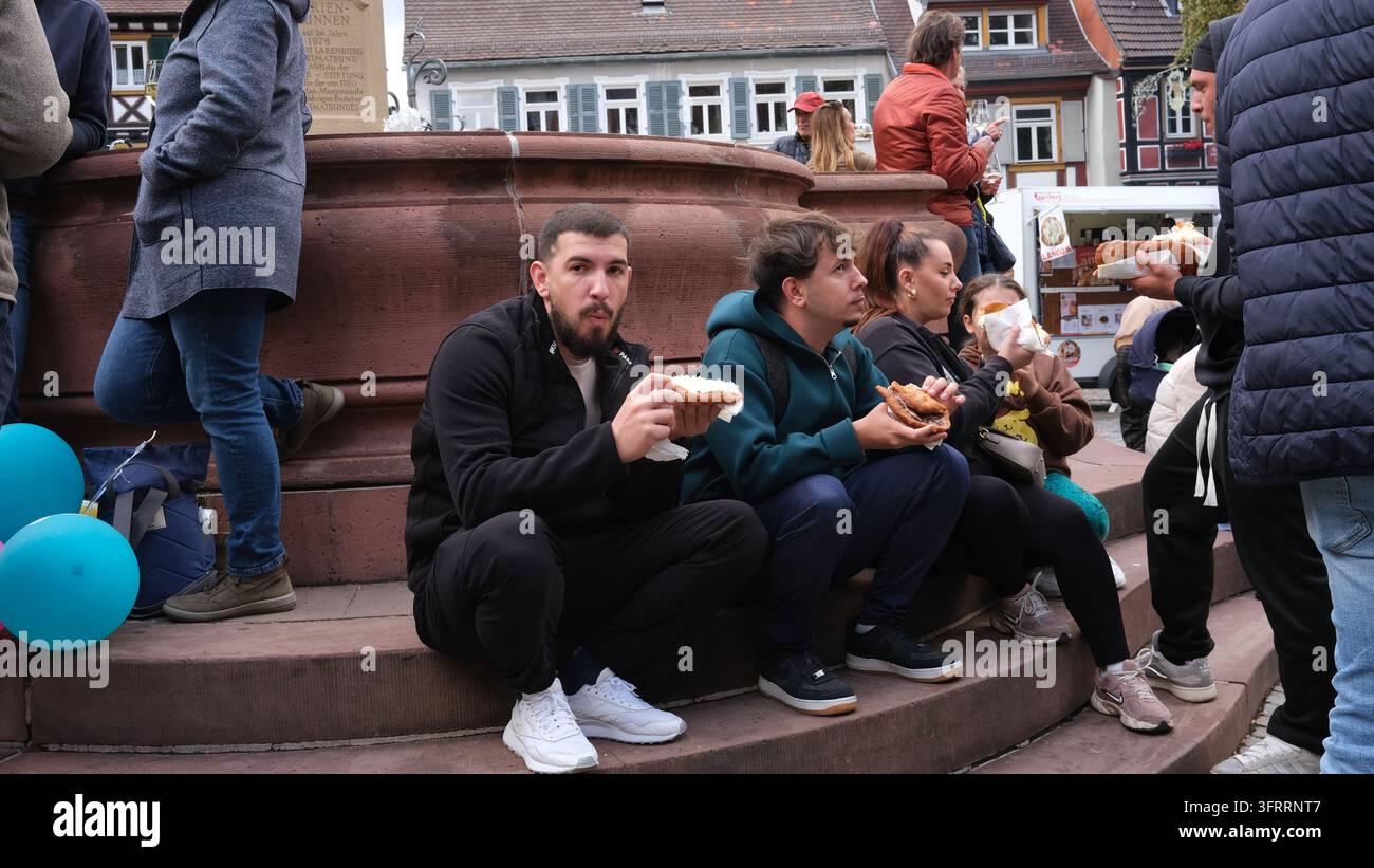 Menschen, die Street Food in Ladenburg, Deutschland, essen Stockfoto