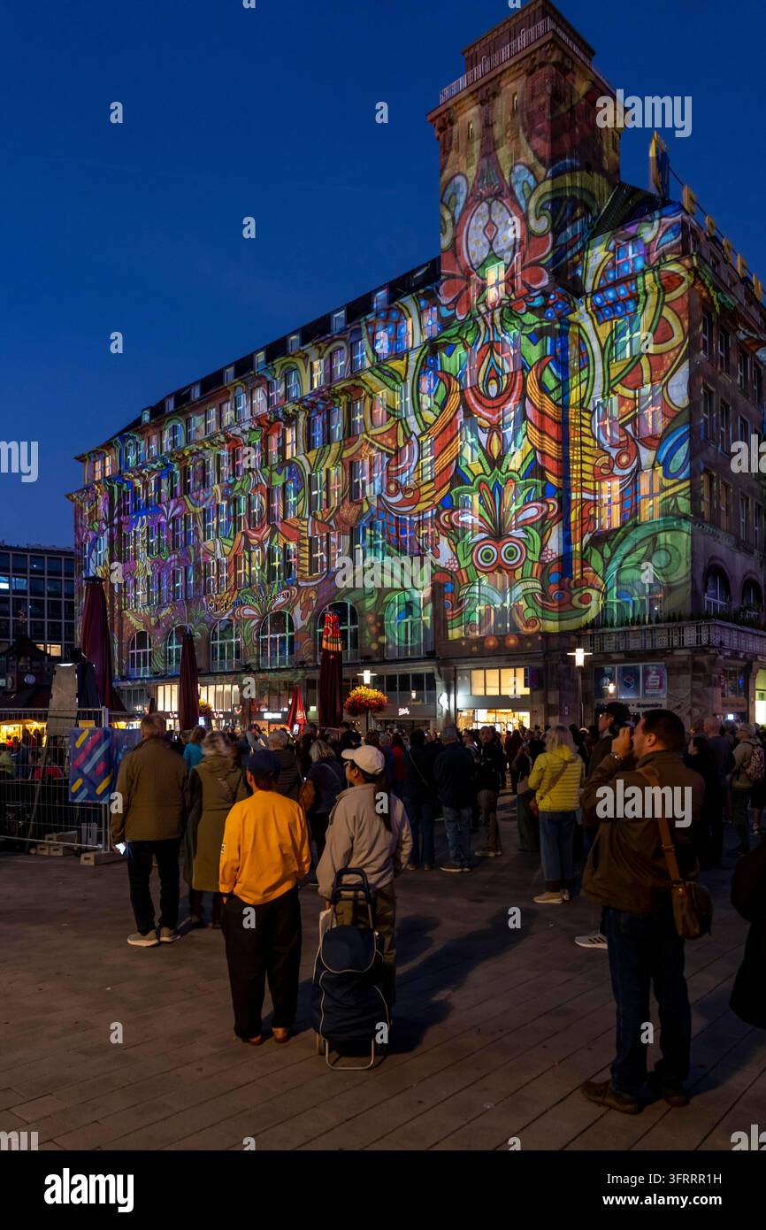 Essen Light Festival, im Stadtzentrum, Lichtinstallation *The Complementary Universe*, projiziert auf die Gebäude am Willy-Brandt-Platz, von Ligh Stockfoto