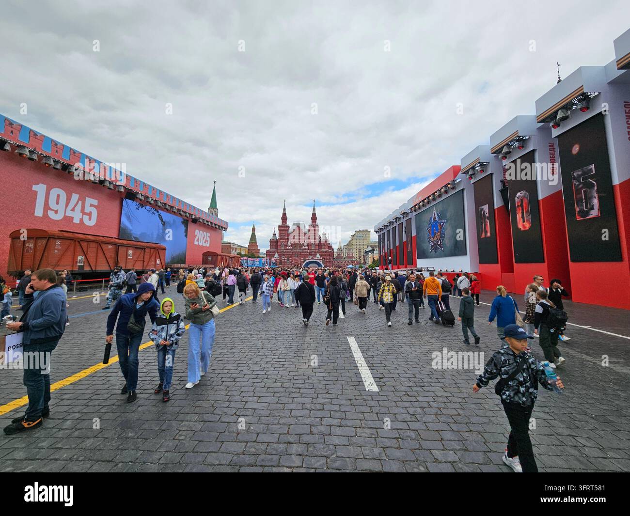 Moskau - 21. Juni 2025: Eine große Menschenmenge läuft über den Roten Platz. Installation und Bildschirm über den Zweiten Weltkrieg Stockfoto