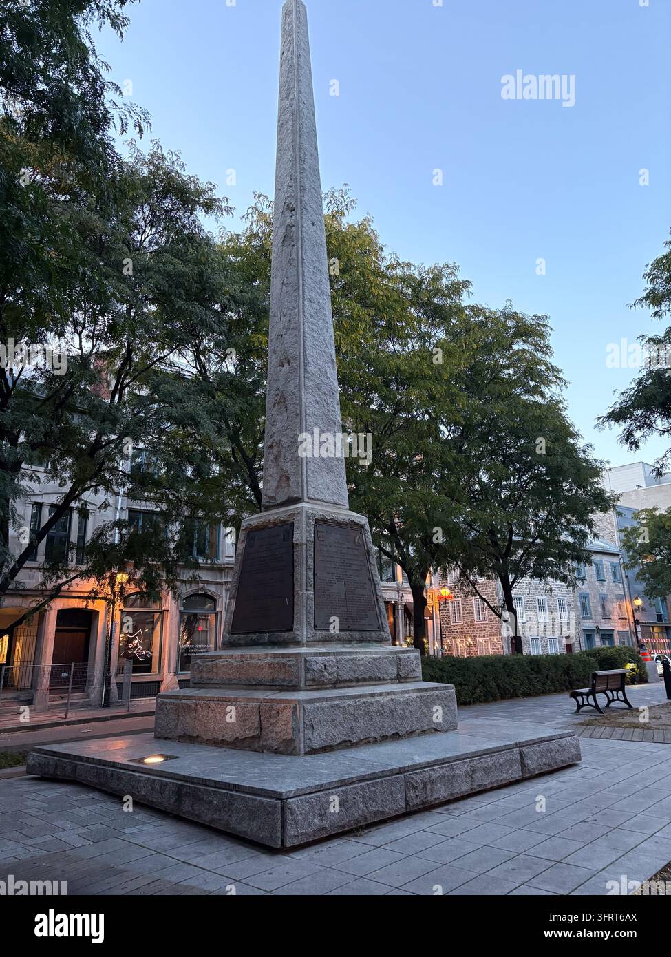 Historischer öffentlicher Platz Place de la Grande-Paix-de-Montréal mit Obelisk-Denkmal, das den Vertrag von 1701 würdigt, Altes Montreal, Quebec. Stockfoto