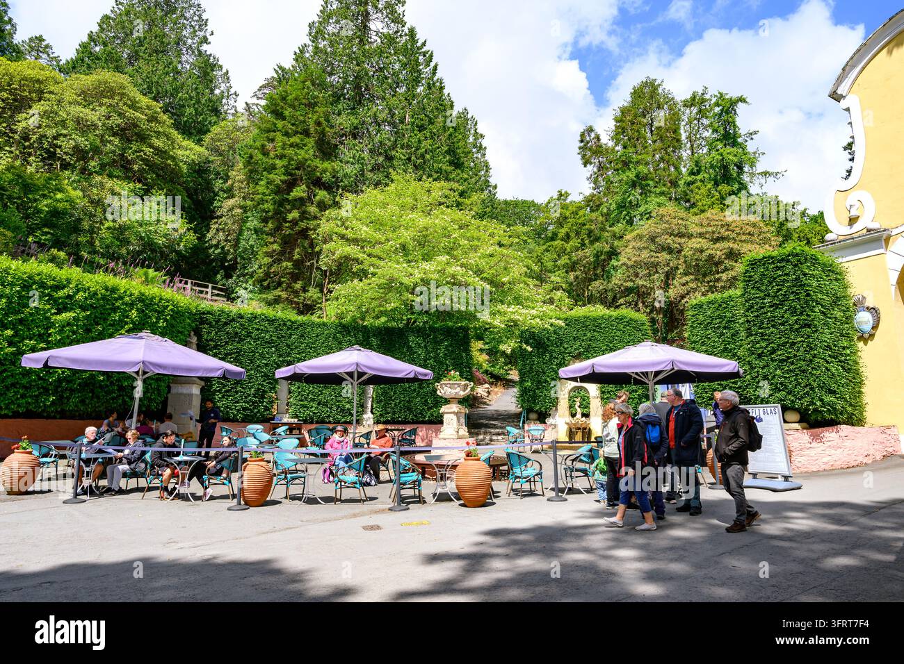 Außenbereich zum Essen im Dorf Portmeirion - Gwynedd, Wales, UK - 09. Juni 2026 Stockfoto
