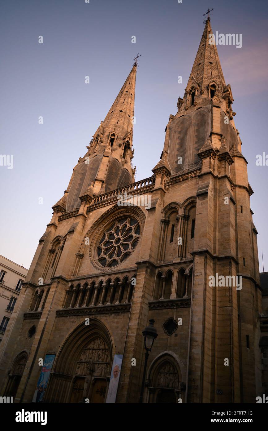 Die Église Saint-Jean-Baptiste de Belleville (Saint-Jean-Baptiste-Kirche von Belleville) ist eine neugotische Kirche - Paris, Frankreich - 05. Oktober 2026 Stockfoto