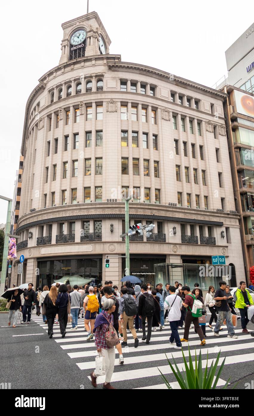 Japan, Tokio, Chuo-ku, Fußgängerüberweg am Ginza 4 Chome beim Seiko House Uhrturm Stockfoto