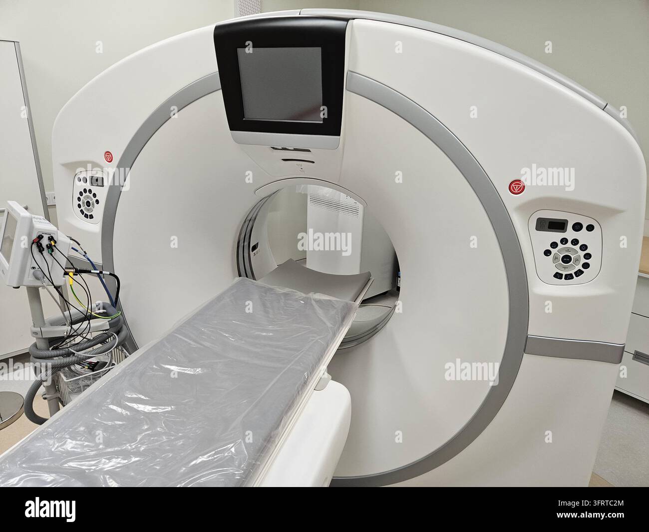 Medizinische Bildgebungseinheit mit einem Bildschirm auf der Vorderseite. Die Maschine ist weiß und hat eine graue Oberfläche Stockfoto