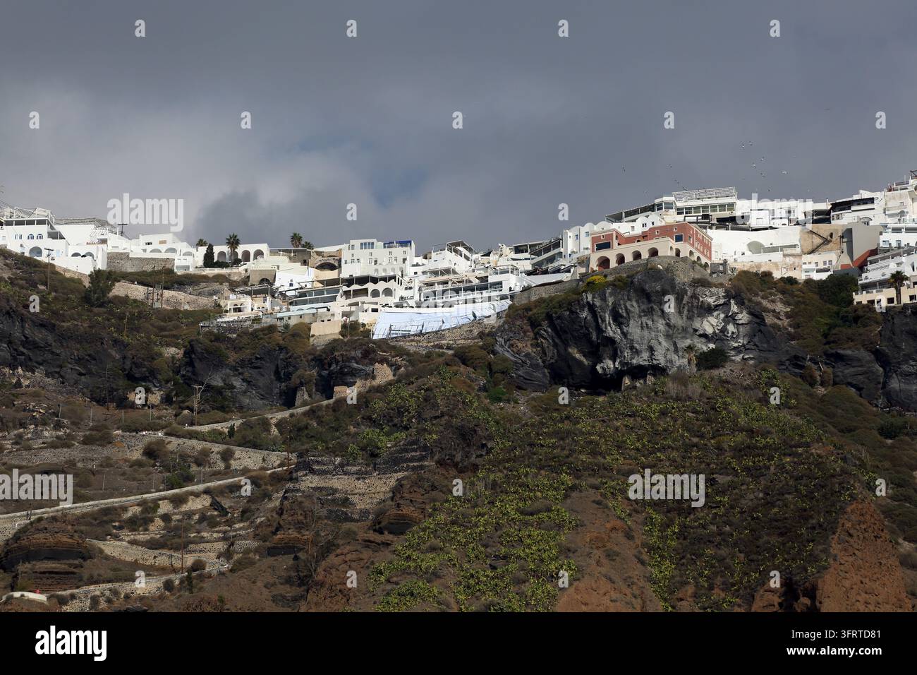 Santorin ist eine der Kykladeninseln in der Ägäis. Sie wurde im 16. Jahrhundert v. Chr. von einem vulkanischen Ausbruch verwüstet, der ihre raue Landschaft prägte. Stockfoto