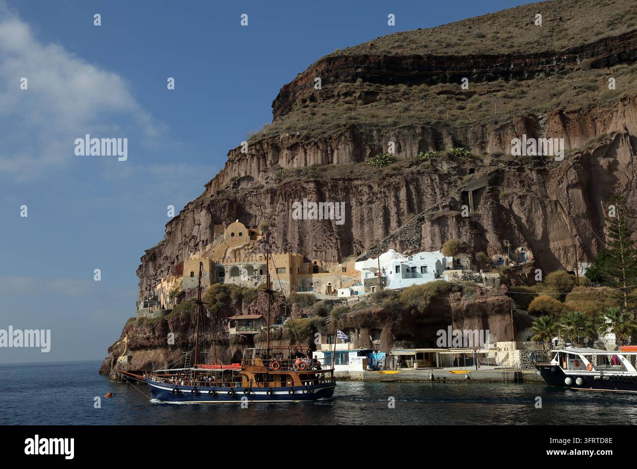 Santorin ist eine der Kykladeninseln in der Ägäis. Sie wurde im 16. Jahrhundert v. Chr. von einem vulkanischen Ausbruch verwüstet, der ihre raue Landschaft prägte. Stockfoto