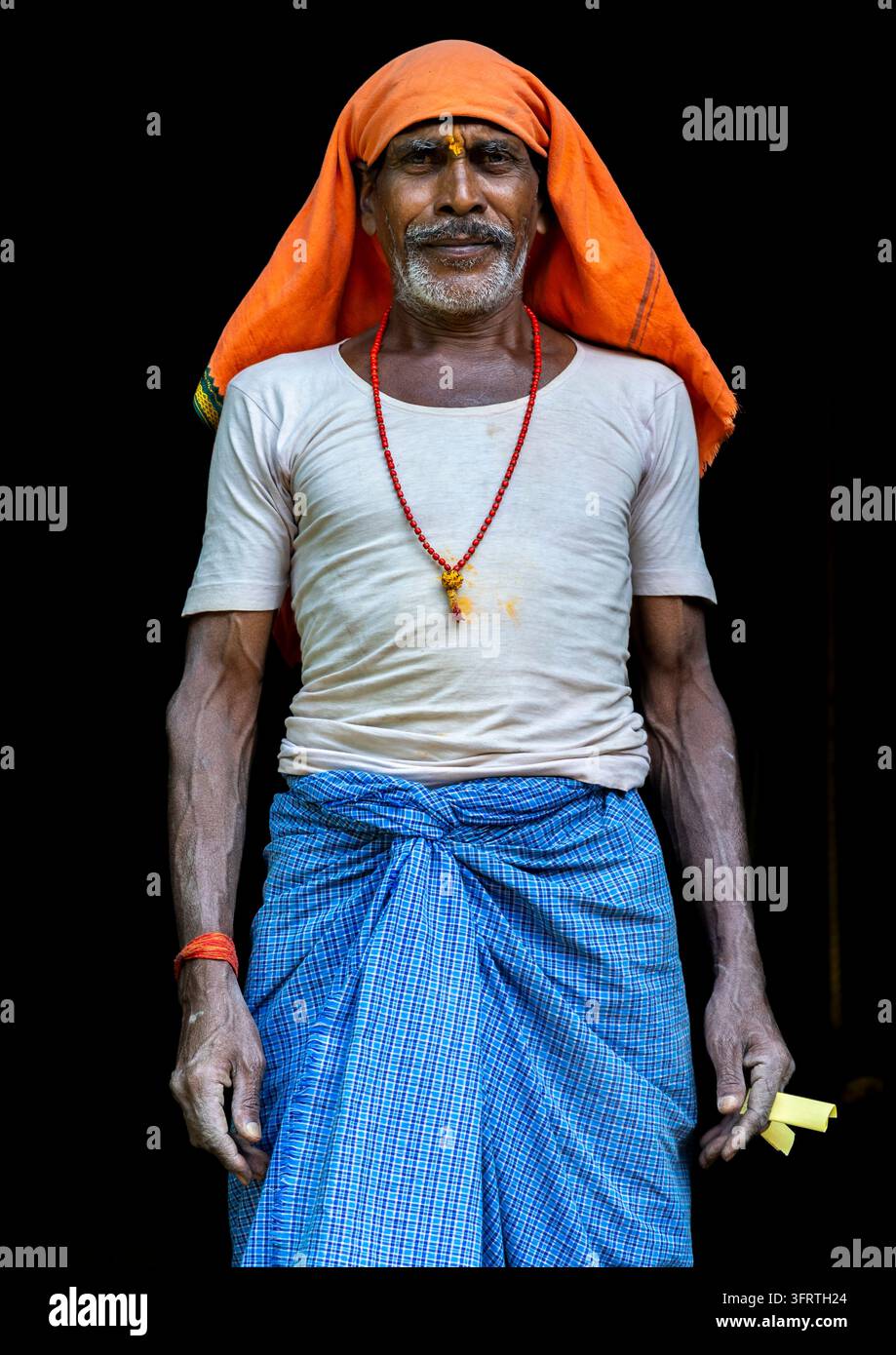 Älterer Arbeiter mit einem weißen Schnurrbart und einem heiligen Zeichen auf der Stirn posiert geradeaus in die Kamera, weißes Unterhemd tragend, Westbengalen, Howrah, Stockfoto