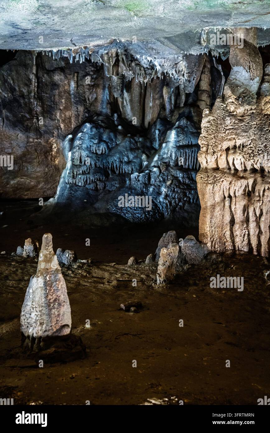 Stalagmiten und geschichtete Fließsteinformationen erheben sich vom Boden und den Wänden der Cascade-Höhle im Carter Caves State Resort Park in Kentucky Stockfoto