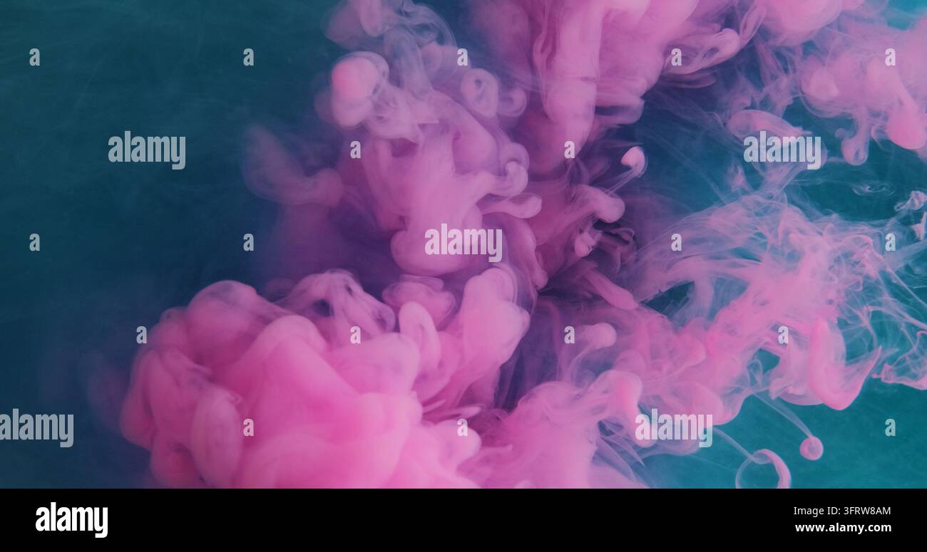 Farbspritzer. Nebeltinte. Rosa Flüssigpigment bunte Blow-Türkis-Textur. Unscharfe Wellenwolke, die sich vermischende Farbe, abstrakter nasser Hintergrund. Stockfoto