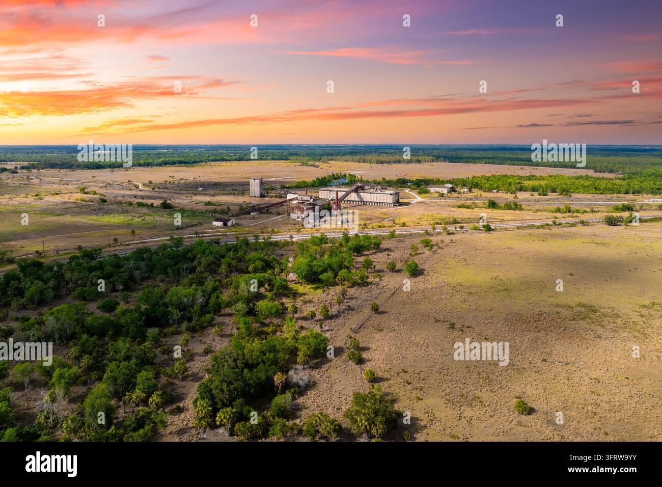 Verfallene Mosaikphosphatanlage mit verrosteten Rohren und Betonruinen in Polk County, Florida Stockfoto