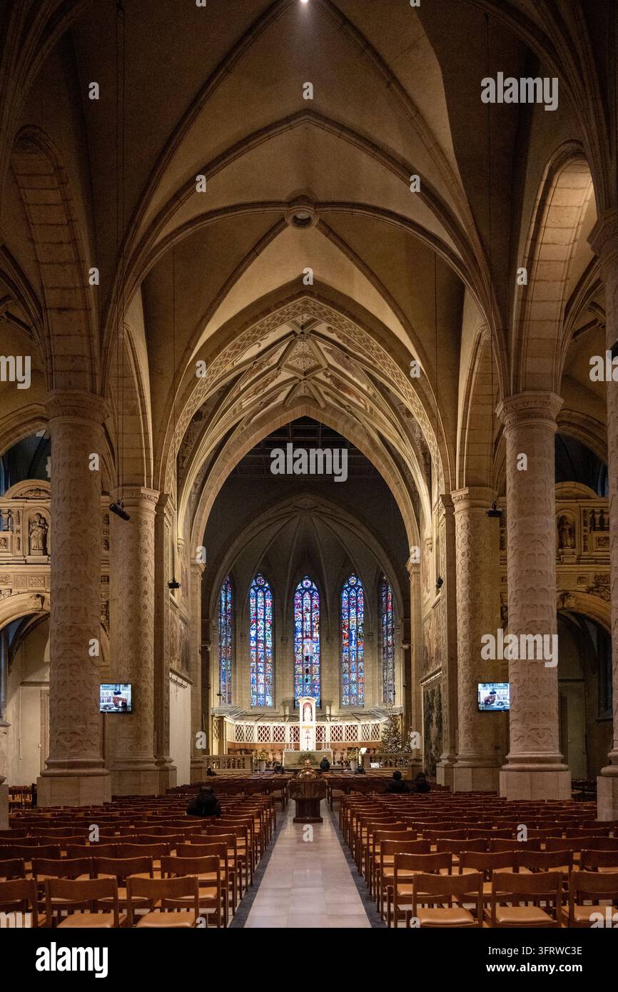 Innenansicht der Nave der Kathedrale Notre-Dame in Luxemburg-Stadt mit Spitzbögen, Kreuzrippengewölben, geschnitzten Säulen, Buntglasfenstern, Altar und Stockfoto