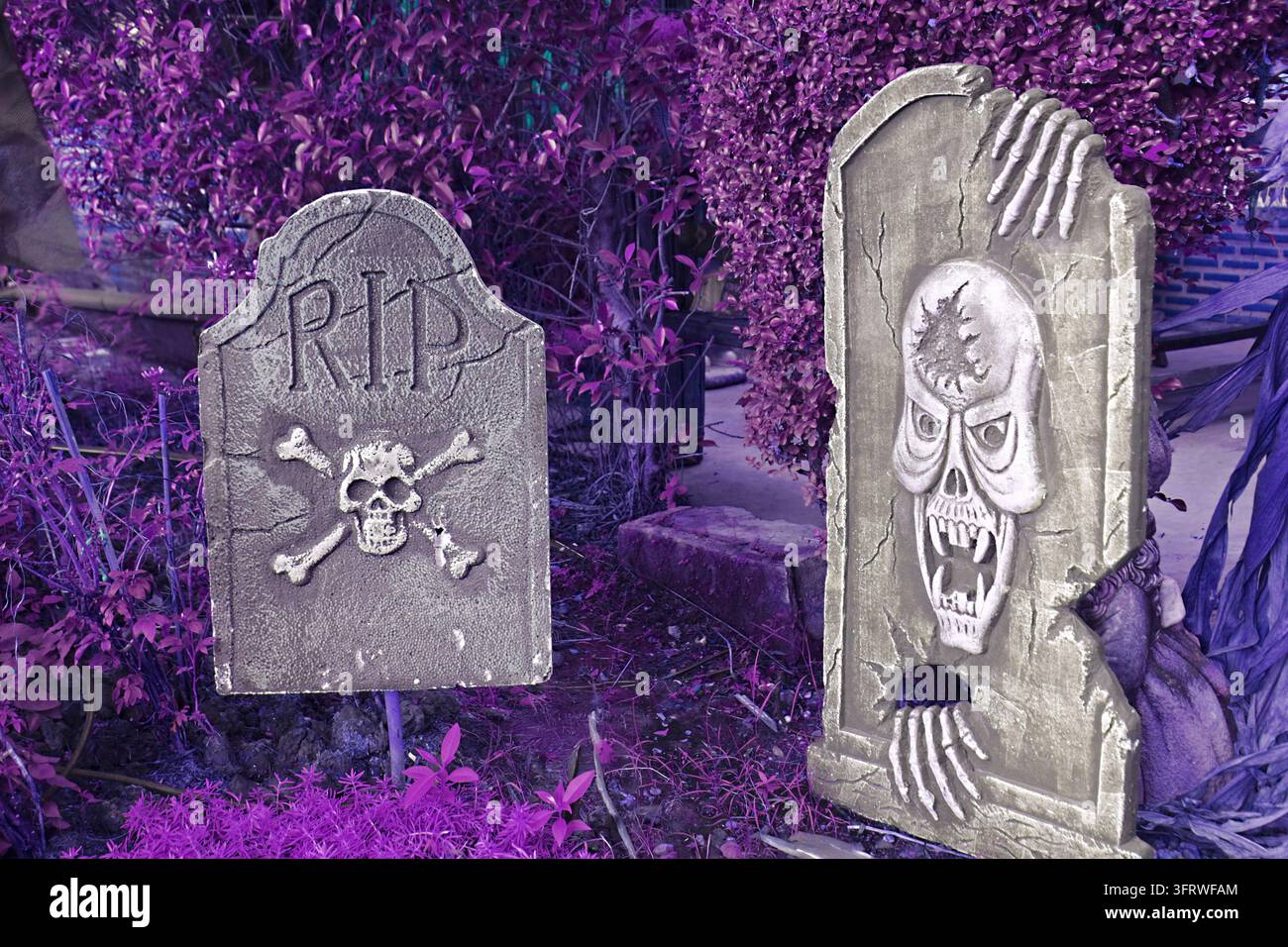 Surrealistische unheimliche dunkle Friedhofsszene in unheimlichen violetten und silbernen Tönen, gotischer Hintergrund Stockfoto