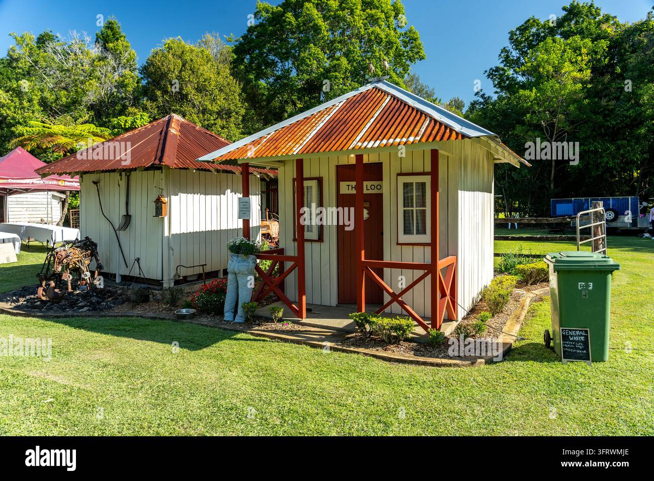 Gold Coast, Queensland, Australien – 19. Sep 2026: Holztoilette im Tani Tei En Valley-Garten Stockfoto