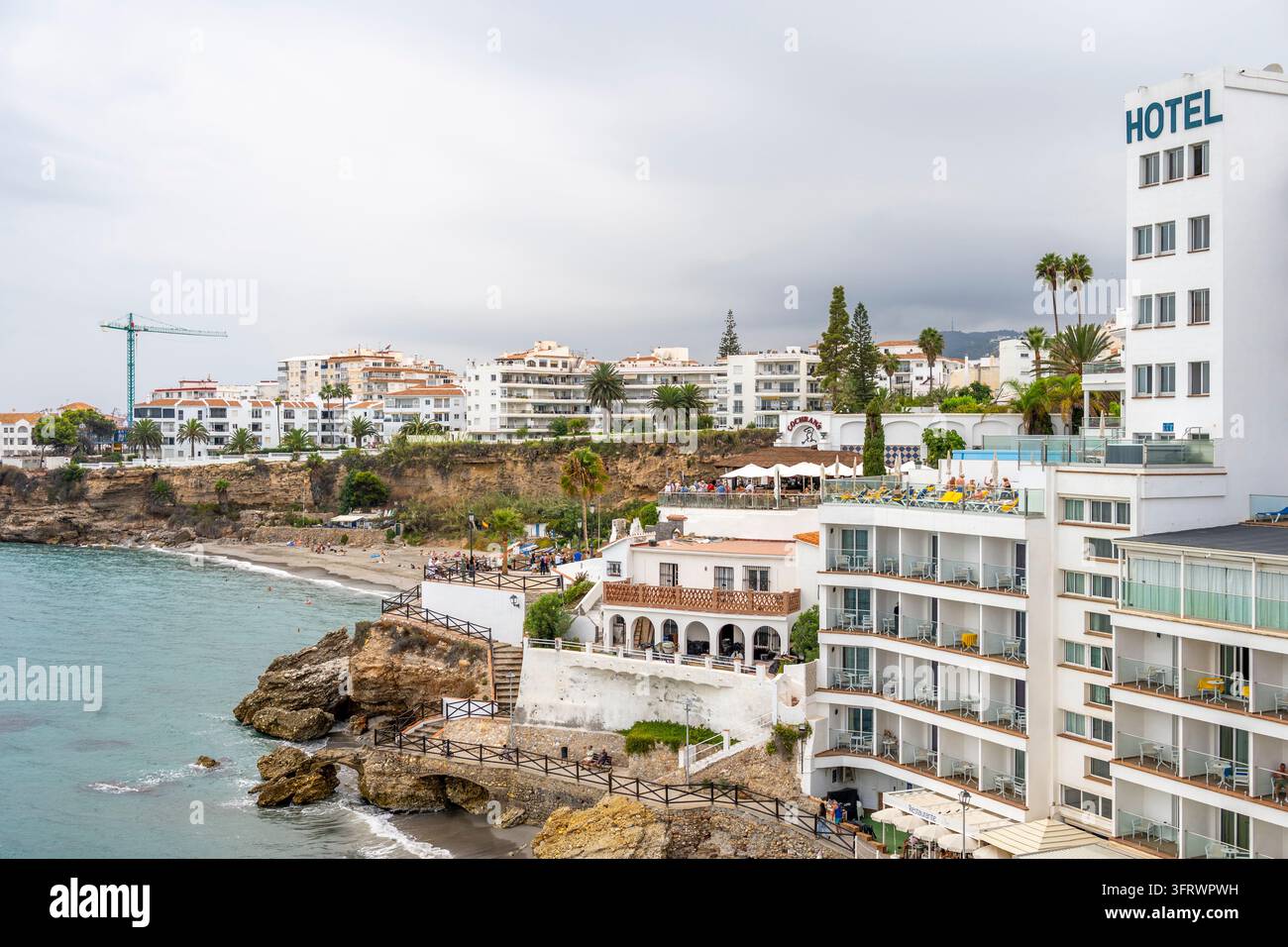 Nerja, Spanien, 4. Oktober 2026: Blick auf El Salon Strand und Hotel vom Balcon de Europa. Stockfoto