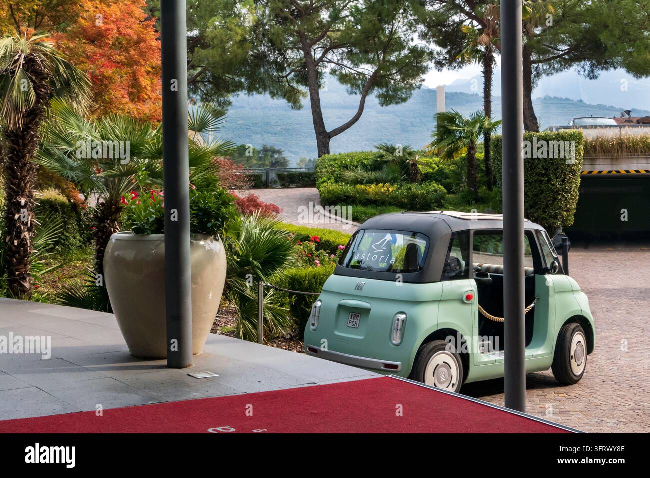 Fiat Topolino Mikroauto in einem Hotel in Riva del Garda, Italien Stockfoto