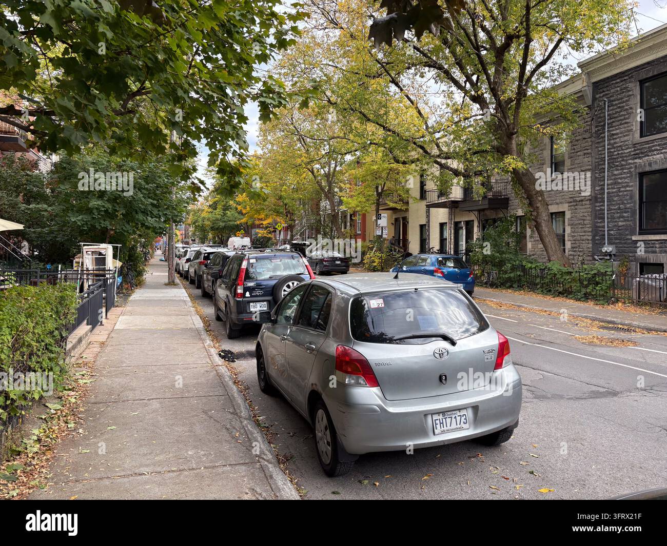 Scenische Aussicht auf Mile End, ein Montrealer Viertel, das für seine Kunstgemeinschaft, Indie-Kultur und historische Wohnstraßen bekannt ist. Stockfoto