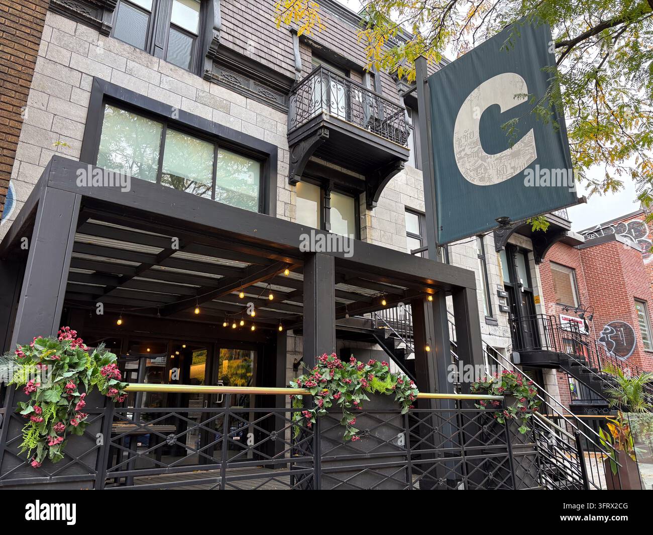 Außenansicht des Cabaret L'Enfer in Montreal, Kanada, einem theatralischen gastronomischen Ort im Bezirk Mile End, der eine erfinderische Verkostungsmenü bietet. Stockfoto