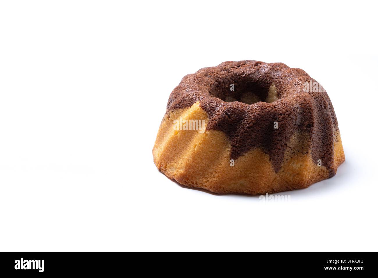 Hausgemachter Schokoladen- und Vanille-Marmor-Bundtkuchen isoliert auf weißem Hintergrund Stockfoto