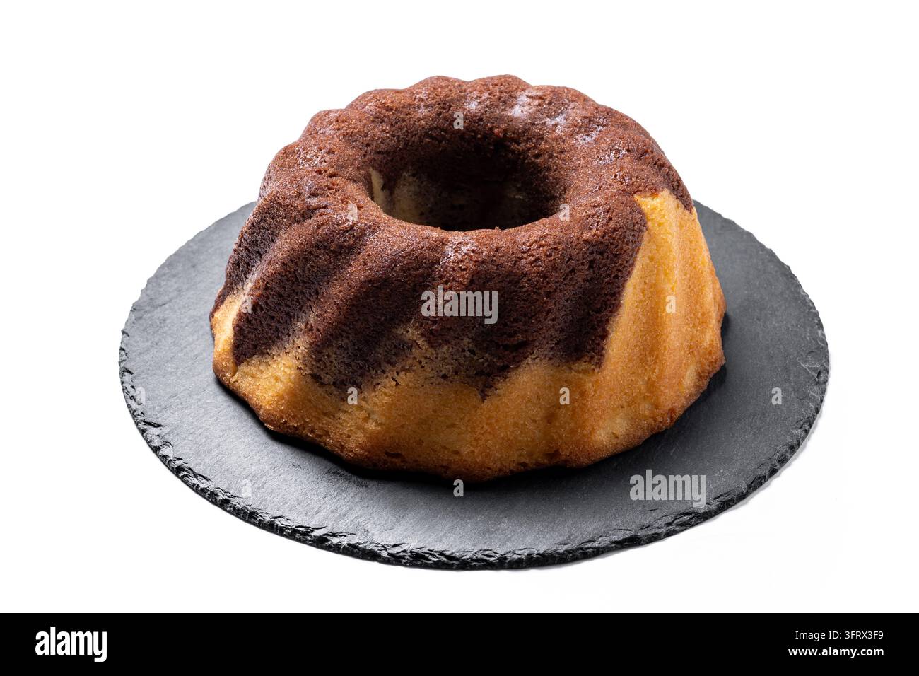Hausgemachter Schokoladen- und Vanille-Marmor-Bundtkuchen isoliert auf weißem Hintergrund Stockfoto