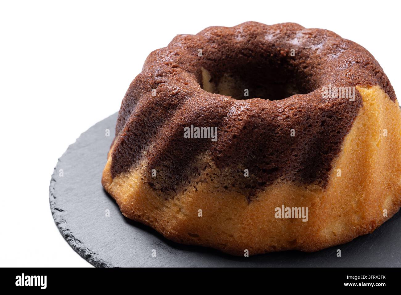 Hausgemachter Schokoladen- und Vanille-Marmor-Bundtkuchen isoliert auf weißem Hintergrund Stockfoto