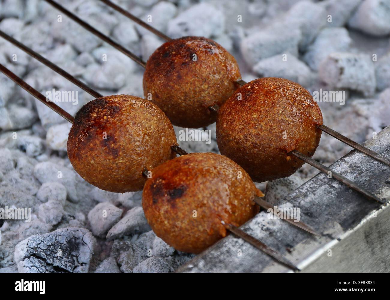 Gegrillte Icli Kofte aka Bulgur-Bällchen mit Fleisch darin auf dem Taste of Adana Festival in Adana, Türkei Stockfoto