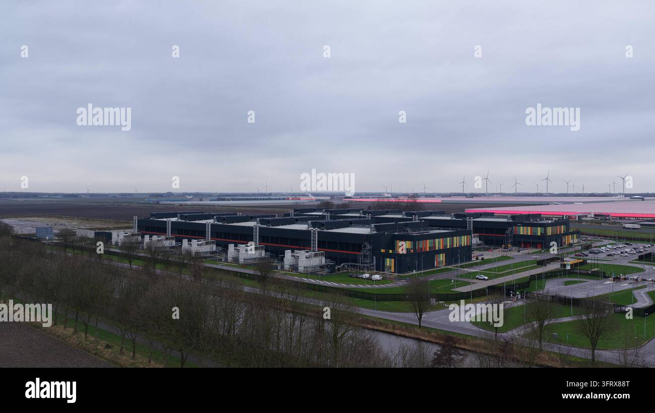 Luftbild des AMS13- und AMS14-Datenzentrums in Middenmeer Stockfoto