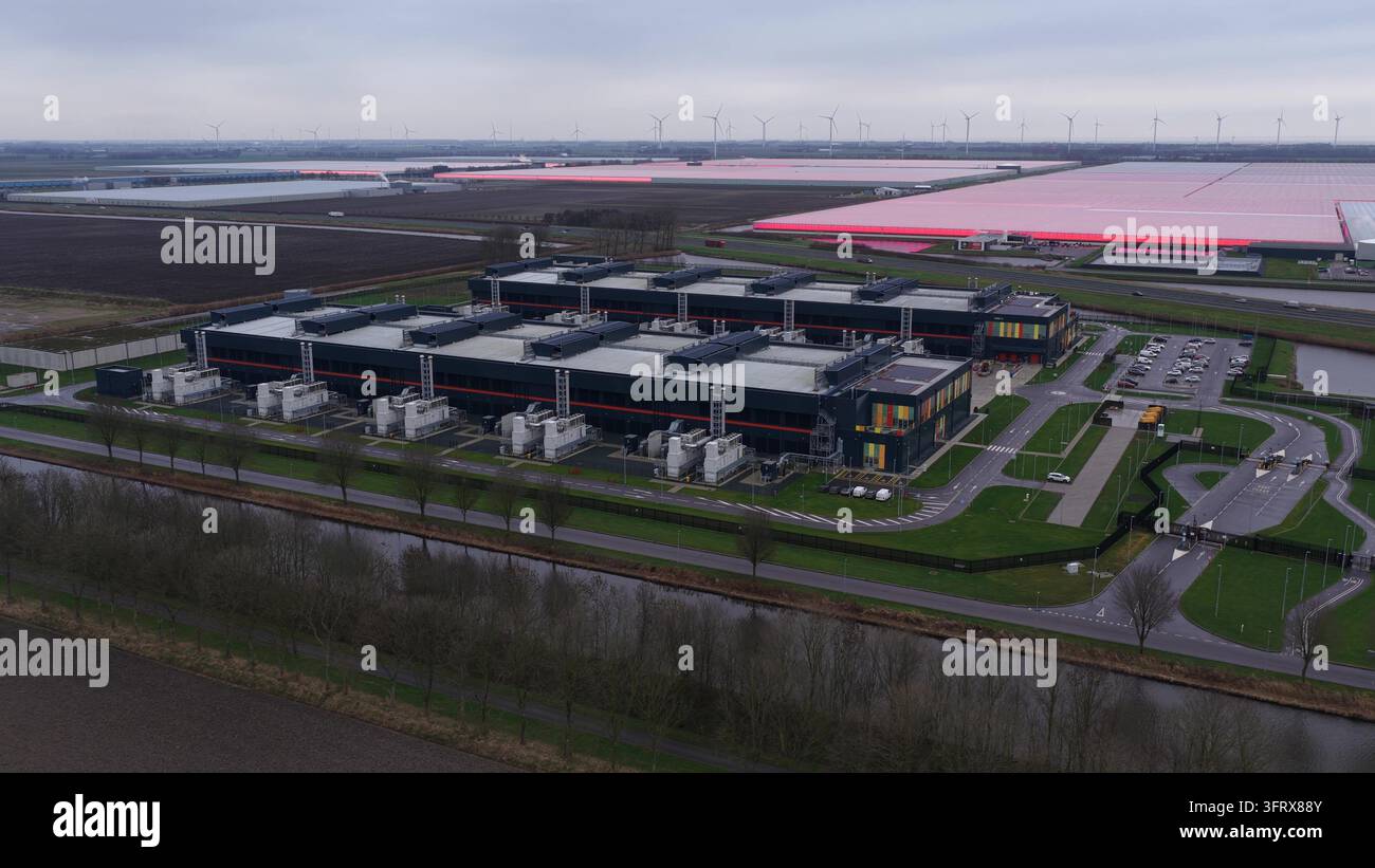 Luftbild des AMS13- und AMS14-Datenzentrums in Middenmeer Stockfoto