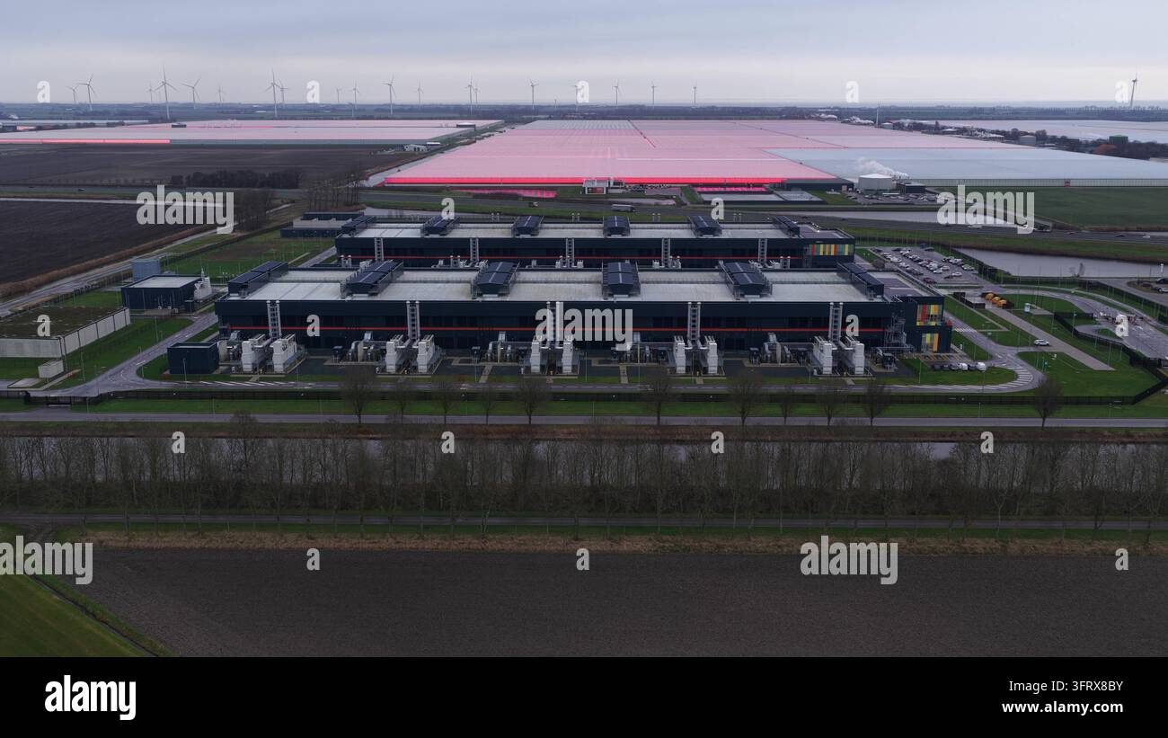Luftbild des AMS13- und AMS14-Datenzentrums in Middenmeer Stockfoto