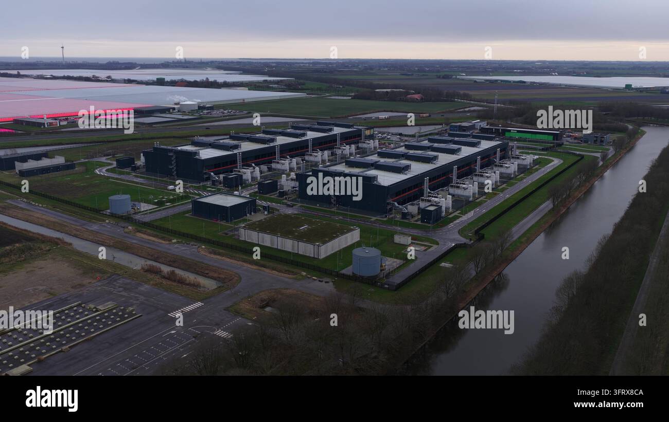 Luftbild des AMS13- und AMS14-Datenzentrums in Middenmeer Stockfoto