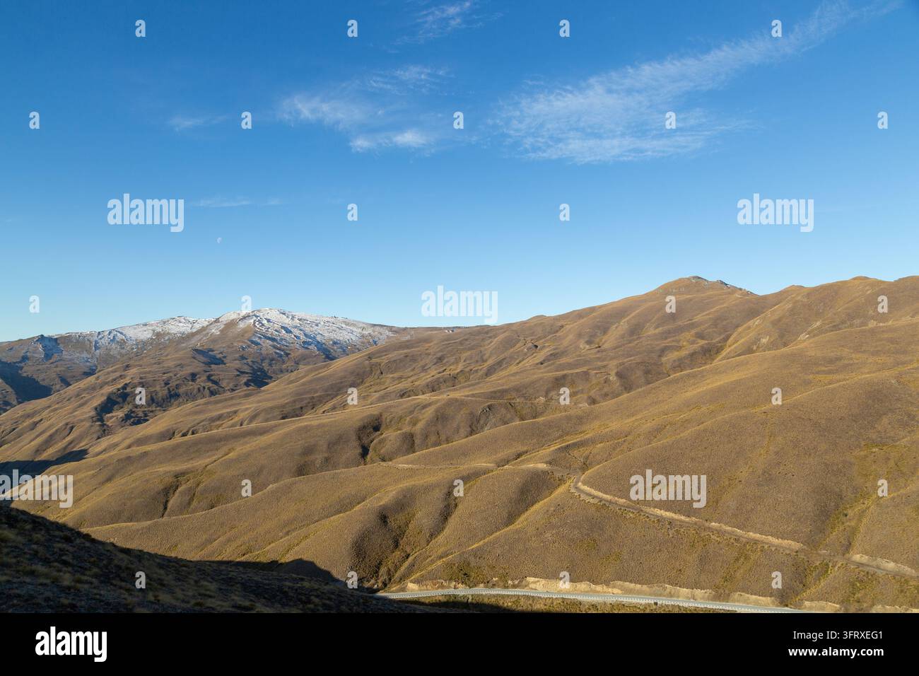 Blick in Richtung Quartz Knoll (links) und Rock Peak vom Crown Peak, einem Berg in der Crown Range, Otago, Südinsel, Neuseeland Stockfoto