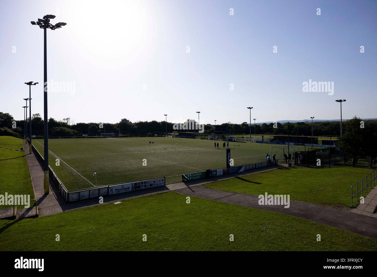 Allgemeiner Blick auf das Dragonbet-Stadion vor dem Spiel. Penybont gegen Trethomas Bluebirds in einem Vorsaison-Freundschaftsspiel im DragonBet-Stadion am 23. Stockfoto
