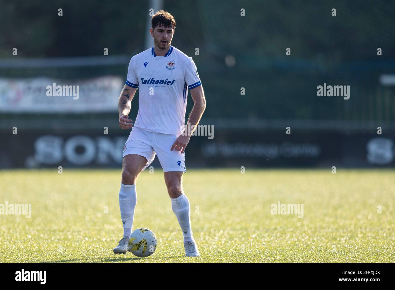Morgan Weaver aus Penybont im Einsatz. Penybont gegen Trethomas Bluebirds in einem Vorsaison-Freundschaftsspiel im DragonBet-Stadion am 23. Juni 2026. Stockfoto