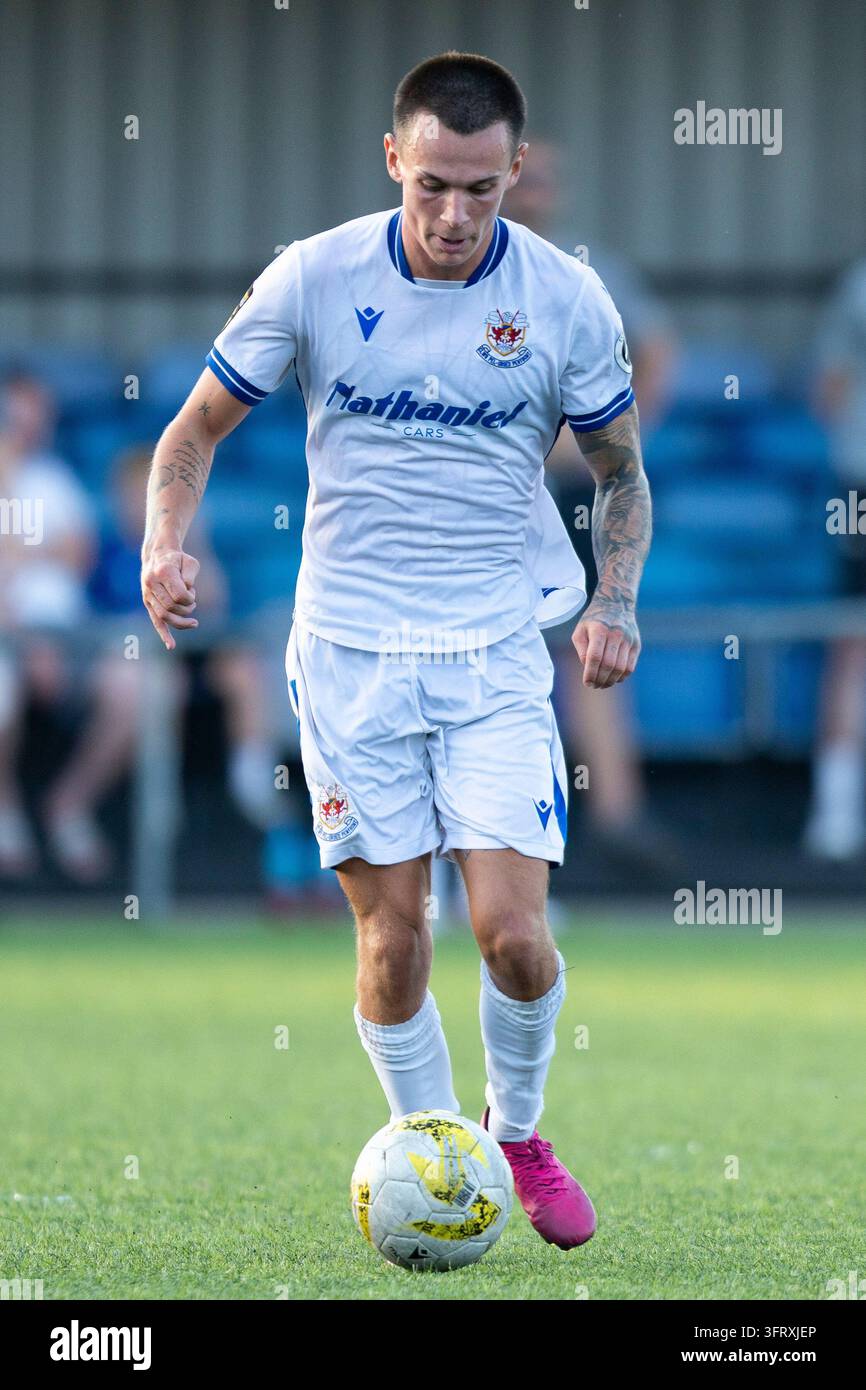 Ryan Hill aus Penybont im Einsatz. Penybont gegen Trethomas Bluebirds in einem Vorsaison-Freundschaftsspiel im DragonBet-Stadion am 23. Juni 2026. Stockfoto