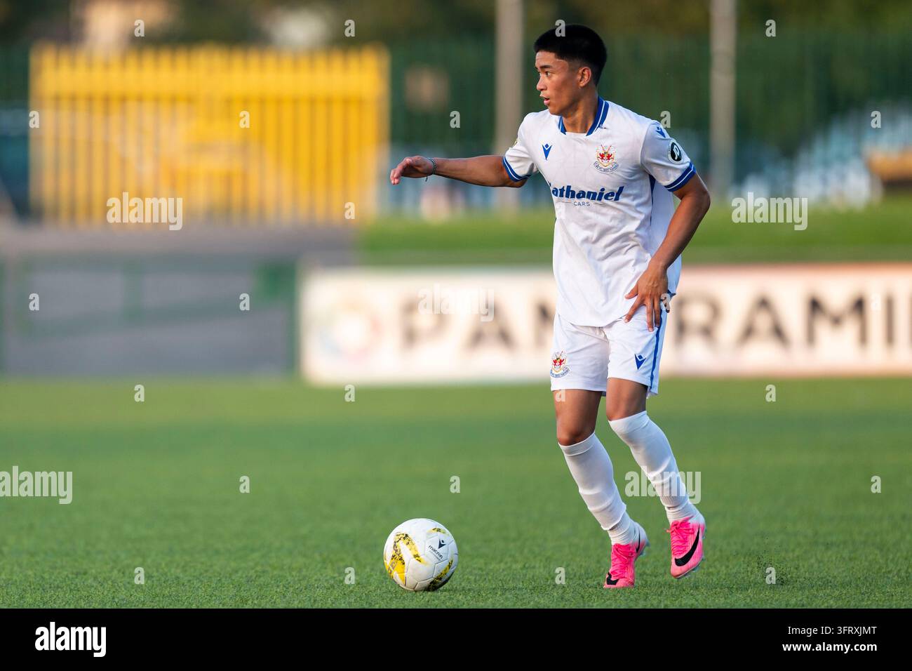 Jake Villacorta aus Penybont im Einsatz. Penybont gegen Trethomas Bluebirds in einem Vorsaison-Freundschaftsspiel im DragonBet-Stadion am 23. Juni 2026. Stockfoto