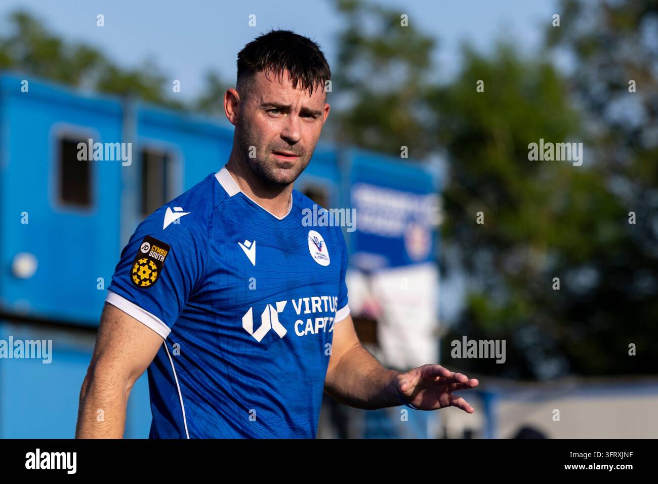 Jon Hood von Trethomas vor dem Anpfiff. Penybont gegen Trethomas Bluebirds in einem Vorsaison-Freundschaftsspiel im DragonBet-Stadion am 23. Juni 2026. Stockfoto
