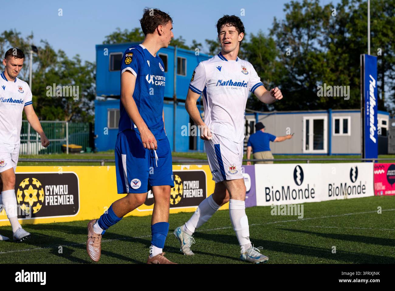 Jac Clay von Penybont aus Penybont vor dem Anpfiff. Penybont gegen Trethomas Bluebirds in einem Vorsaison-Freundschaftsspiel im DragonBet-Stadion am 23. Juni 2 Stockfoto