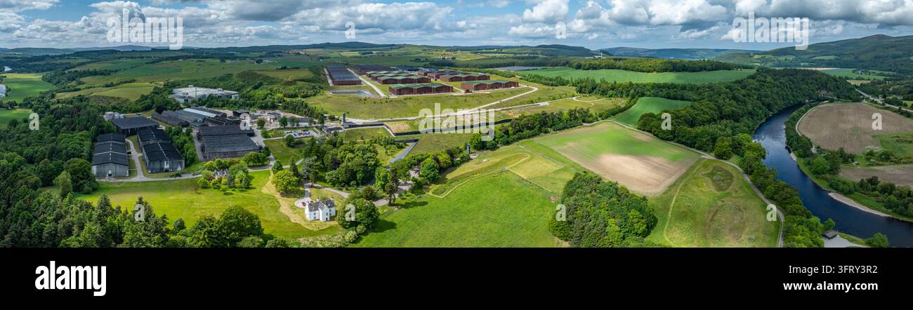 Luftaufnahme der Macallan-Brennerei mit ihrem Torfwellendach, Easter Elchies House und den Whisky-Lagerhallen, Craigellachie, Speyside, Schottland, UK Stockfoto