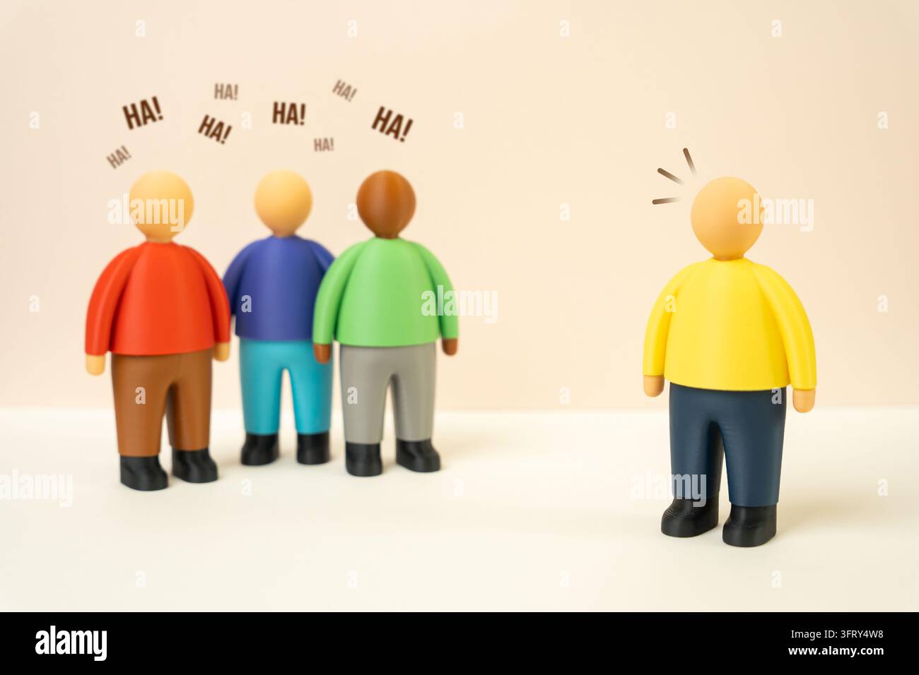 Gruppe von Menschen, die eine Person verspotten, Spott und demütigende Kommentare, die an eine Einzelperson gerichtet sind. Öffentliche Demütigung und Mobbing am Arbeitsplatz können Kollegen schaden Stockfoto