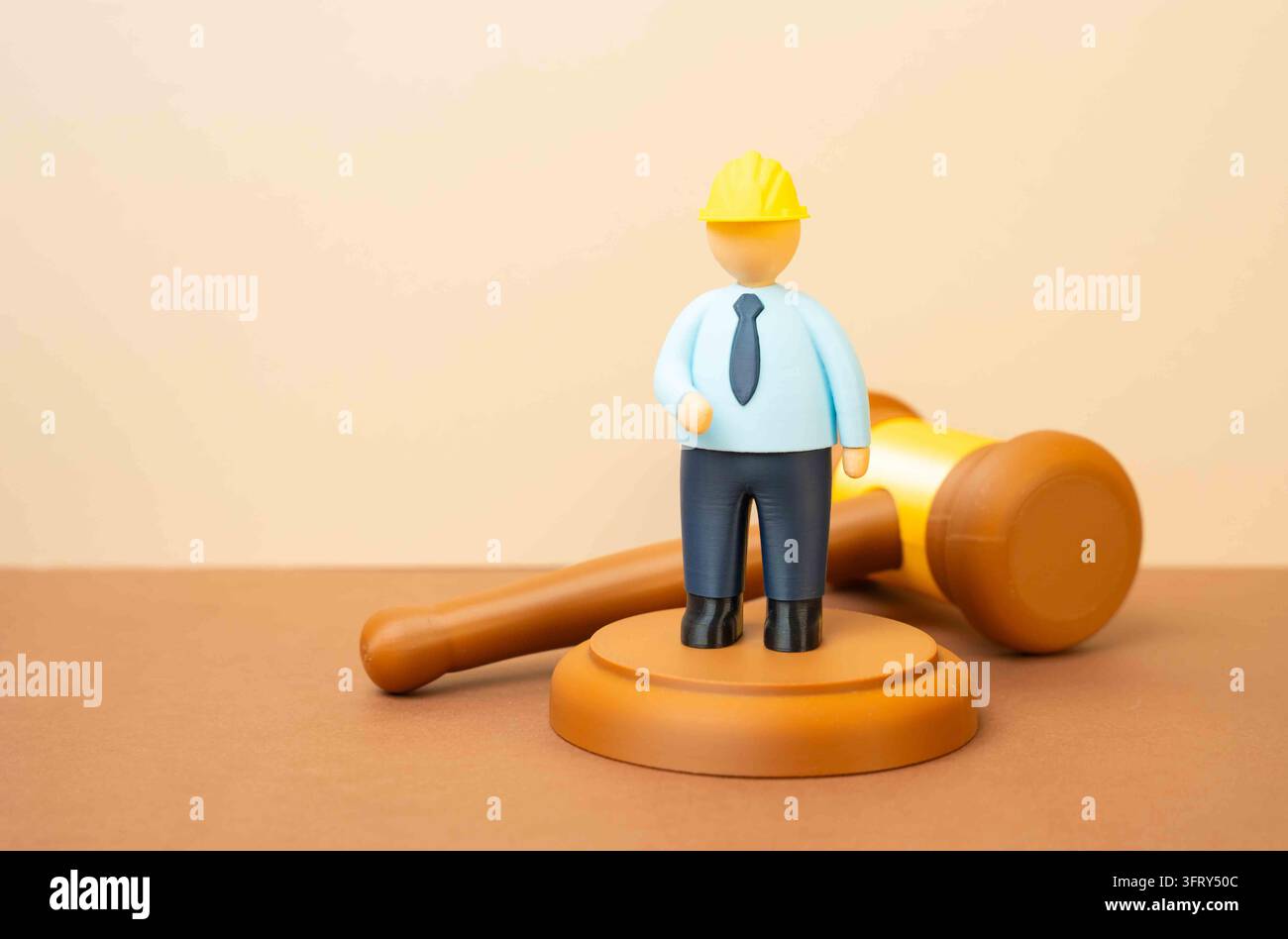 Bauingenieur und Richterhammer. Gesetze und Vorschriften, Bauordnungen. Sicherheitsregeln und Schadenersatz. Einhaltung gewährleistet Sicherheit, qu Stockfoto