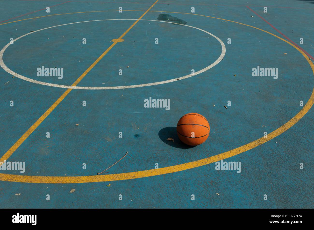 Basketball auf einem Sportplatz mit Kopierraum. Konzept von Training, Wettkampf, körperlicher Aktivität, urbanen Sportarten und einem gesunden Lebensstil Stockfoto